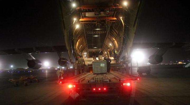 Nocny załadunek samolotów transportowych w Bagram (fot. archiwum XV zmiany PKW)