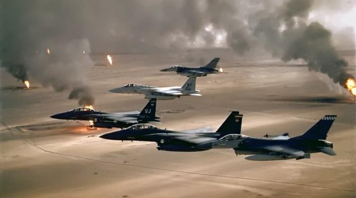 Ofensywa powietrzna na cele w Iraku (F-16A, F-15C, F-15E) (fot. US Air Force/Domena publiczna/Wikimedia Commons)