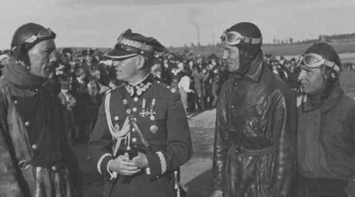 Gen. Józef Zając wśród pilotów z tzw. "trójki Bajana" (fot. Datka Czesław (NAC)/Domena pibliczna/Wikimedia Commons)
