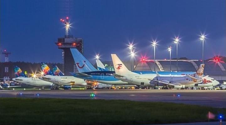 Port Lotniczy Katowice w nocy - samoloty (fot. katowice-airport.com)
