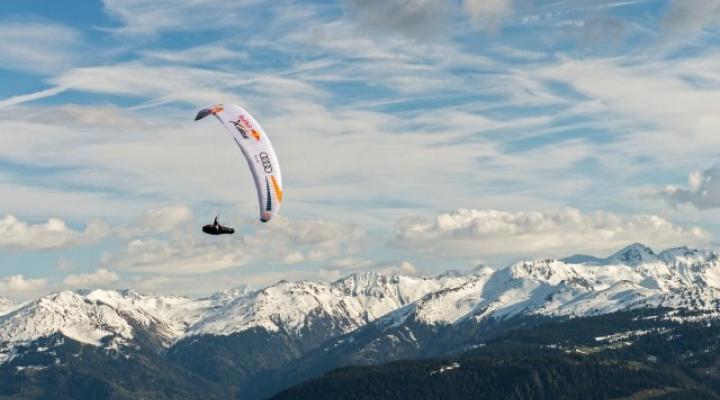 Paralotniarz w locie nad Alpami (fot. redbullxalps.com)