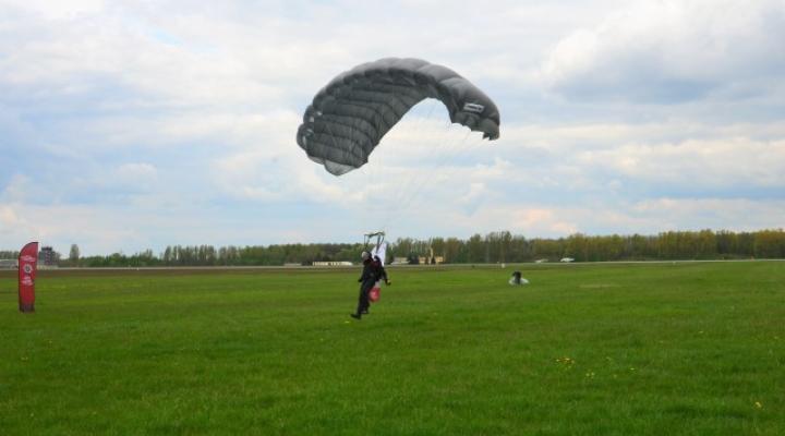 Pierwsze skoki spadochronowe kawalerzystów z Leźnicy Wielkiej (fot. 25.BKPow)
