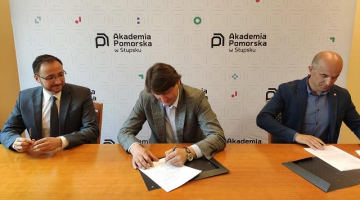 Podpisanie umowy o współpracy pomiędzy Aeroklubem Słupskim a Akademią Pomorską w Słupsku (fot. aeroklub.slupsk.pl)