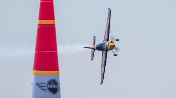 Red Bull Air Race - Peter  Besenyei (fot. Samo Vidic-Red Bull Content Pool)