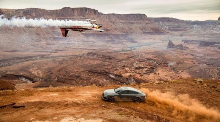 Samolot Kirby'ego Chamblissa i Audi RS 7 (fot. Christian Pondella/Red Bull Content Pool)