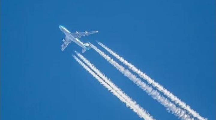Samolot na niebie - smugi kondensacyjne (fot. travelandleisure.com)