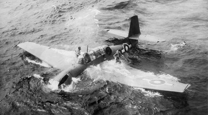 Samolot w wodzie po katastrofie (fot. royalnavy.mod.uk)