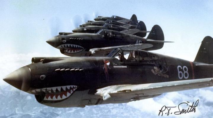 Samoloty Curtiss P-40E Warhawk - Latające Tygrysy (fot. R.T.Smith, copy at SDASM Archives/Domena publiczna/Wikimedia Commons)