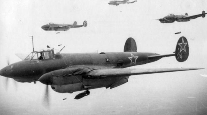 Samoloty Petlakow Pe-2 w locie podczas bombardowania (fot. Muzeum Lotnictwa Polskiego/FB)