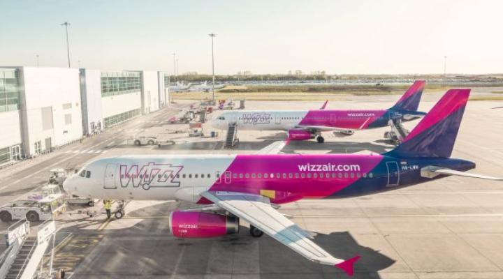 Samoloty należące do Wizz Air na płycie lotniska (fot. Wizz Air/FB)