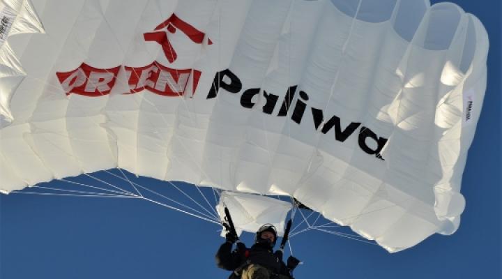 Skok ze spadochronem Jalbert Parafoil z napisem ORLEN Paliwa (fot. sekcjaspadochronowa-wawel.krakow.pl)