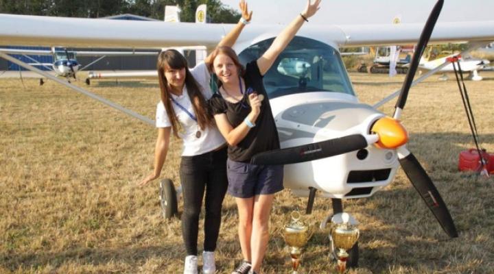 Studenci z Dęblina na zawodach samolotowych (fot. wsosp.pl)