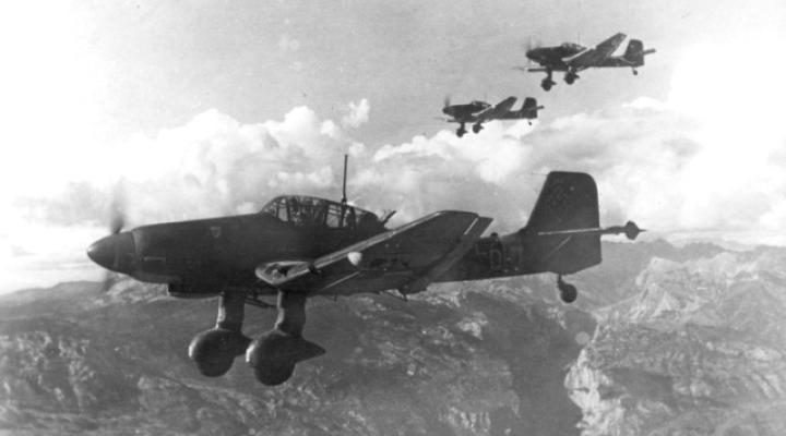 Trzy bombowce nurkujące Junkers Ju 87D-1 (Stuka) (fot. Karnath/Narodowe Archiwum Cyfrowe)