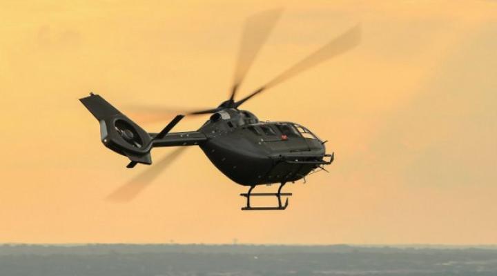 UH-72 Lakota amerykańskich sił zbrojnych - w locie o zachodzie słońca (fot. Airbus)