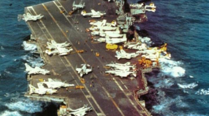 USS "Midway”, zachodni Pacyfik, 1974 r. (fot. Naval History &amp; Heritage Command/Domena publiczna/Wikimedia Commons)