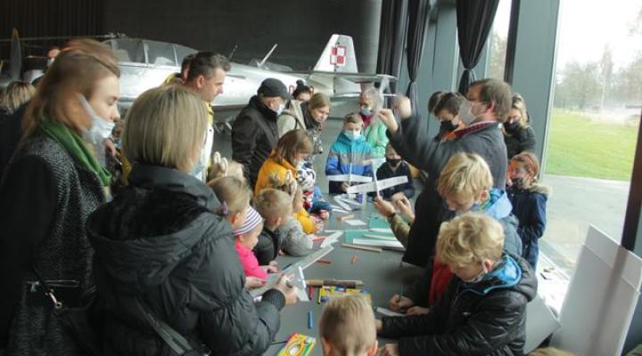 Zajęcia dla dzieci z budowania modeli samolotów (fot. muzeumlotnictwa.pl)