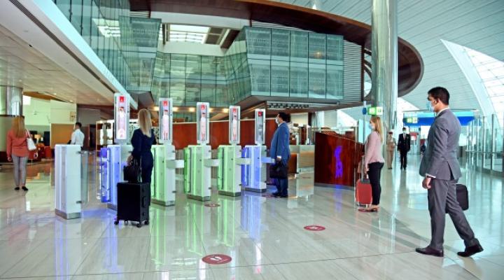 Zintegrowana ścieżka biometryczna na Międzynarodowym Porcie Lotniczym w Dubaju (fot. Emirates)
