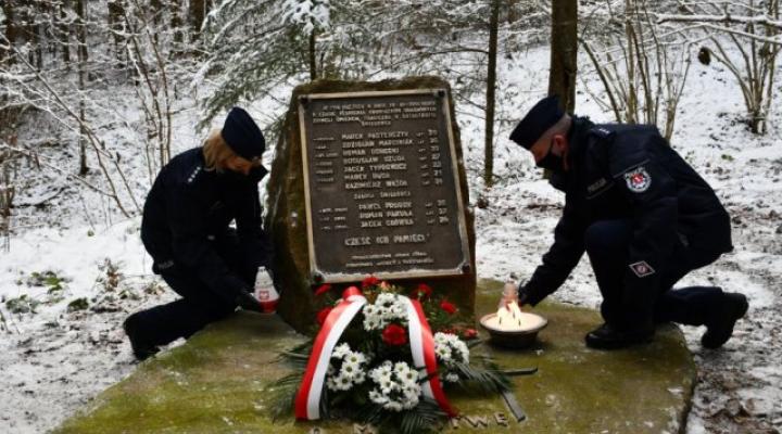 Złożenie kwiatów przy pamiątkowym obelisku w miejscu katastrofy śmigłowca w Cisnej (fot. policja.pl)