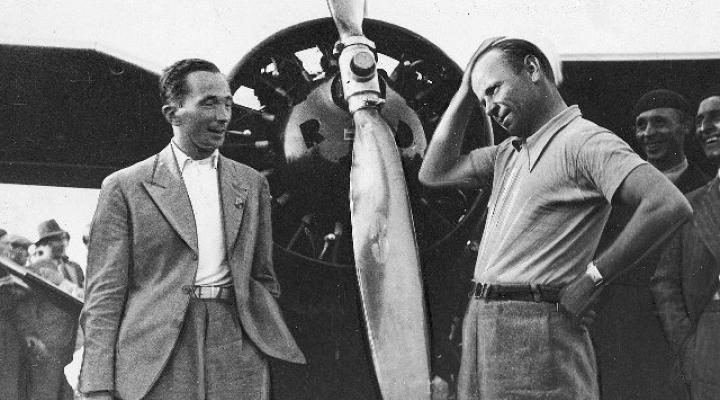 Zwycięzcy Challenge 1934 - Jerzy Bajan i Gustaw Pokrzywka przed RWD-9S (fot.Unknown author/Domena publiczna/Wikimedia Commons)