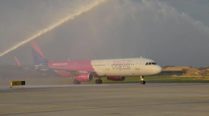 Samolot Wizz Air powitany uroczystym salutem wodnym w Porcie Lotniczym Kraków (fot. Wizz Air)