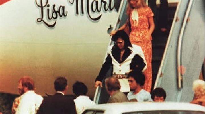 Elvis Presley wysiadający z odrzutowca Lisa Marie
