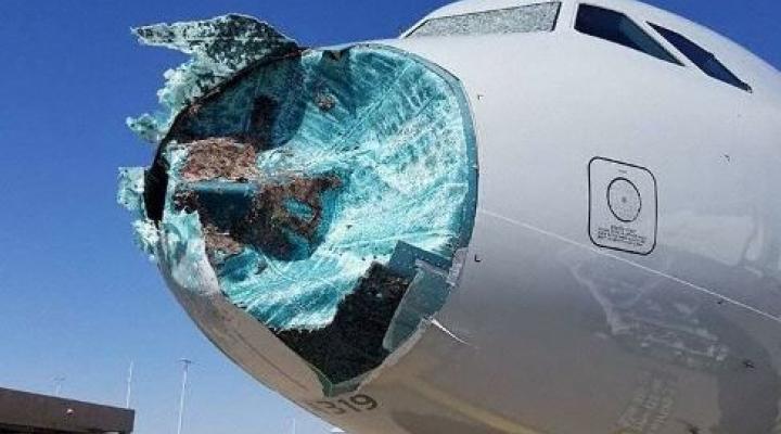 A319 American Airlines uszkodzony przez grad