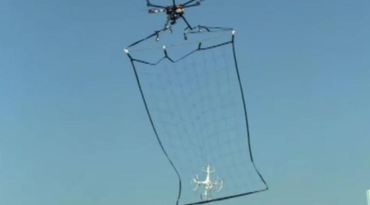 Policyjny dron w akcji przeciwko inny dronom