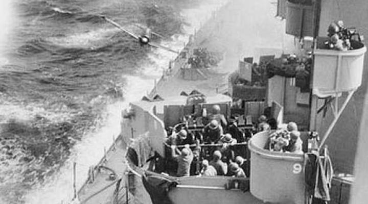 Kamikaze podczas ataku na okręt amerykański (fot. Harold "Buster" Campbell/Len Schmidt/domena publiczna/Wikimedia Commons)