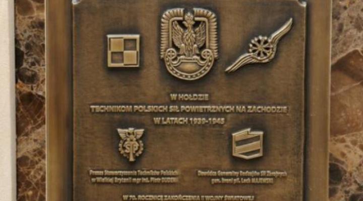Odsłonięto tablicę pamiątkową techników Polskich Sił Powietrznych (fot. Mirosław C. Wójtowicz)