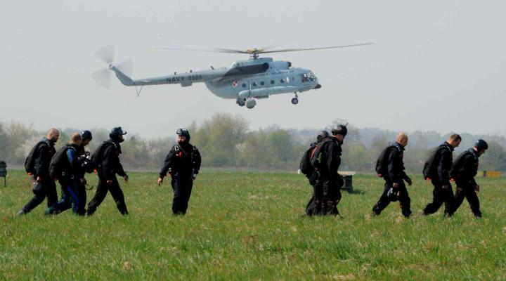 Zgrupowanie spadochroniarzy na lotnisku w Babich Dołach