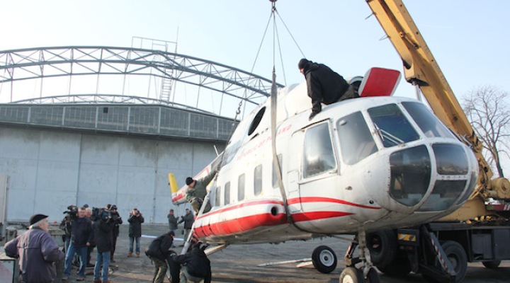 Papieski śmigłowiec Mi-8 podczas transportu