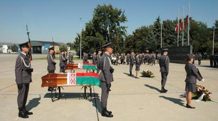 Pożegnanie tragicznie zmarłych pilotów białoruskich/ fot. www.sp.mil.pl