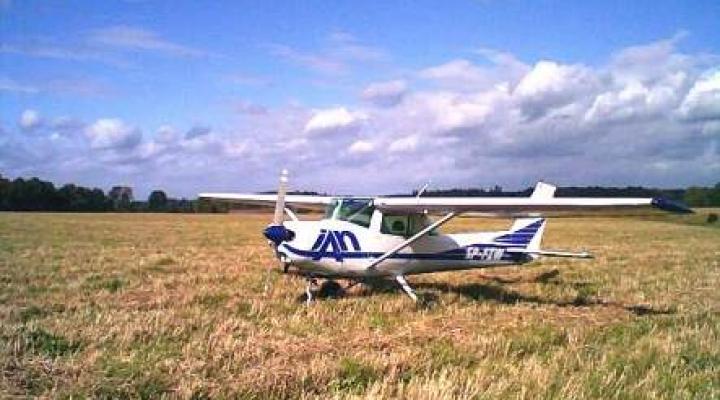 Cessna 152 po lądowaniu awaryjnym na ściernisku w miejscowości Szyldak/ Raport PKBWL 