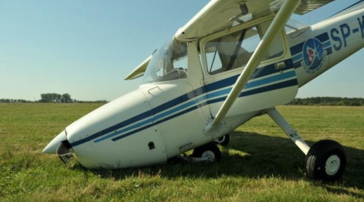 Gwałtowne przyziemienie i uszkodzenie samolotu Cessna F 150M/ fot. PKBWL