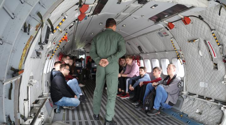 Zajęcia studentów LAW na pokładzie samolotu CASA C-295M (fot. ppłk Dariusz Górczyński)