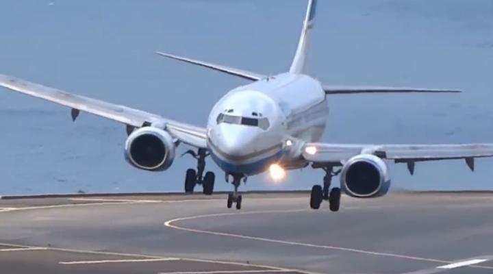 Samolot Enter Air podczas trudnego lądowania na Maderze (fot. kadr z filmu Paulo, Airplane Pictures, Twitter)