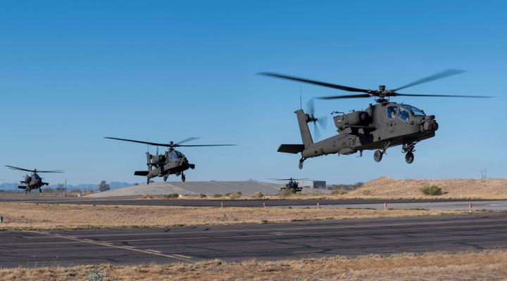 Trzy śmigłowce AH-64E APACHE w najnowszej wersji GUARDIAN w locie (fot. Boeing)