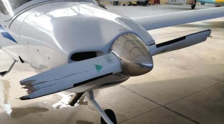 Uszkodzenia śmigła oraz podwozia przedniego samolotu Diamond DA20-c1 (fot. PKBWL)