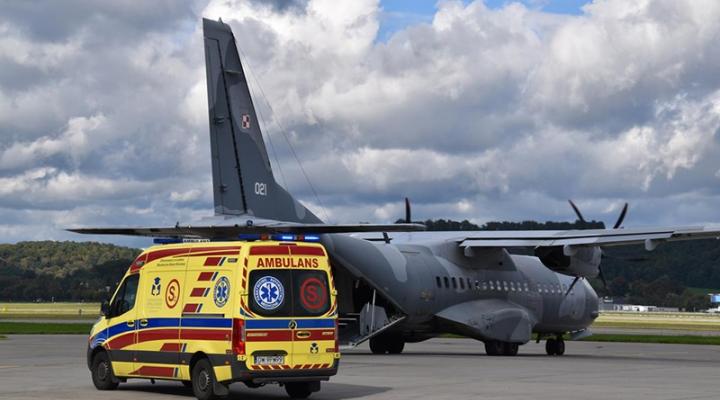 C-295M i ambulans na płycie lotniska (fot. 3 Skrzydło Lotnictwa Transportowego)