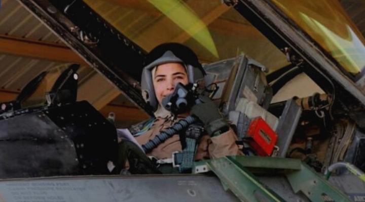 Porucznik Saba Al Thiabat, lotniczka Jordańskich Sił Powietrznych za sterami myśliwca F-16 (fot. Roya News English, Facebook)