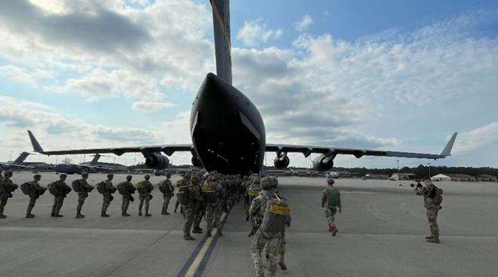 Spadochroniarze wchodzą na pokład samolotu C-17 w Forcie Bragg w Stanach Zjednoczonych (fot. arch. OSAS)