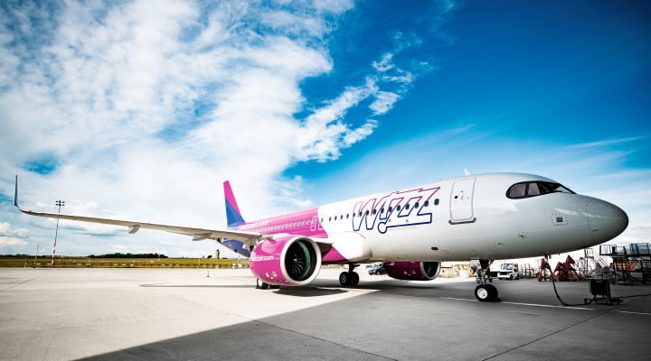 A321neo należący do Wizz Air na płycie lotniska (fot. Neste)