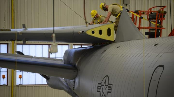 Konserwatorzy kontrolujący stabilizator pionowy KC-135 Stratotanker (fot. U.S. Air National Guard)