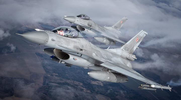 Dwa samoloty F-16 z biało-czerwoną szachownicą w locie (fot. Piotr Łysakowski)