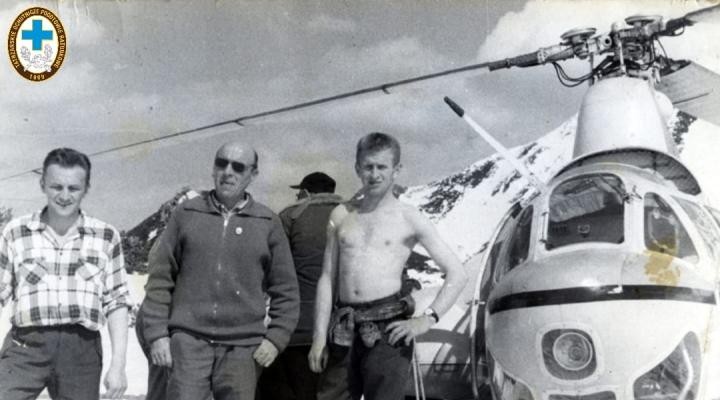 Pierwszy lot ratunkowy śmigłowcem SM-1. Stoją od lewej Wojciech Bartkowski, Zygmunt Wójcik, Franciszek Spytek, 16.04.1963r. (fot. TOPR)