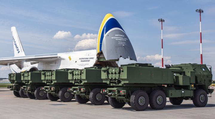 Wyrzutnie rakiet HIMARS przyleciały na pokładzie superciężkiego samolotu transportowego An-124 Rusłan (fot. Lotnisko Chopina, Facebook)