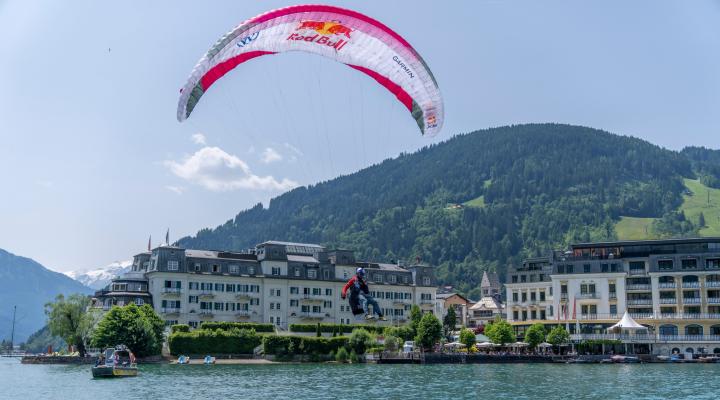 Finiszowa pływająca platforma na wodach jeziora Zeller See (fot. Red Bull X-Alps, Facebook)