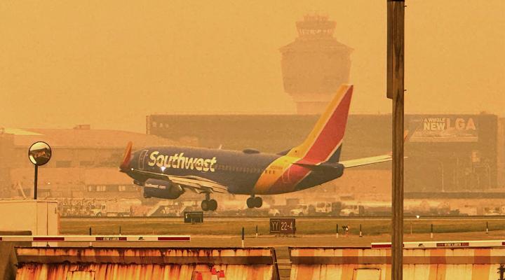Lądujący na lotnisku La Guardia B737 Southwest Airlines