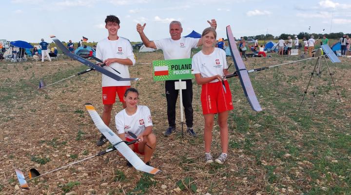 Polacy na modelarskich Mistrzostwach Europy Juniorów oraz Mistrzostwach Świata Open we Francji (fot. Aeroklub Polski)
