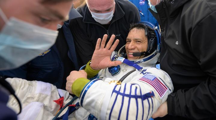 Amerykański astronauta Frank Rubio wrócił na ziemię (fot. NASA, Bill Ingalls)